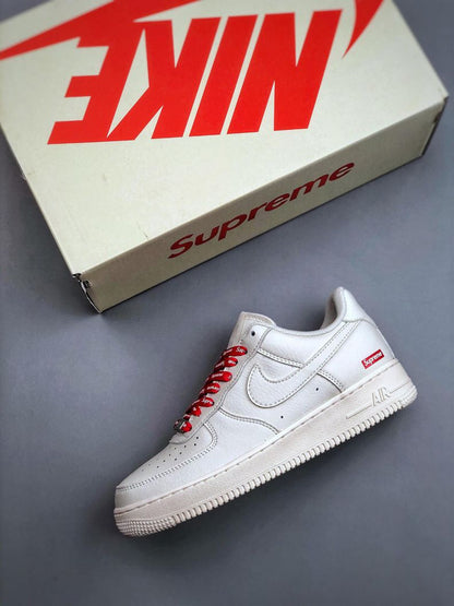 TÊNIS NIKE AIR FORCE 1 TRIPLE WHITE x SUPREME