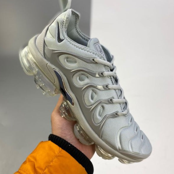 Vapormax plus branco e hot sale cinza