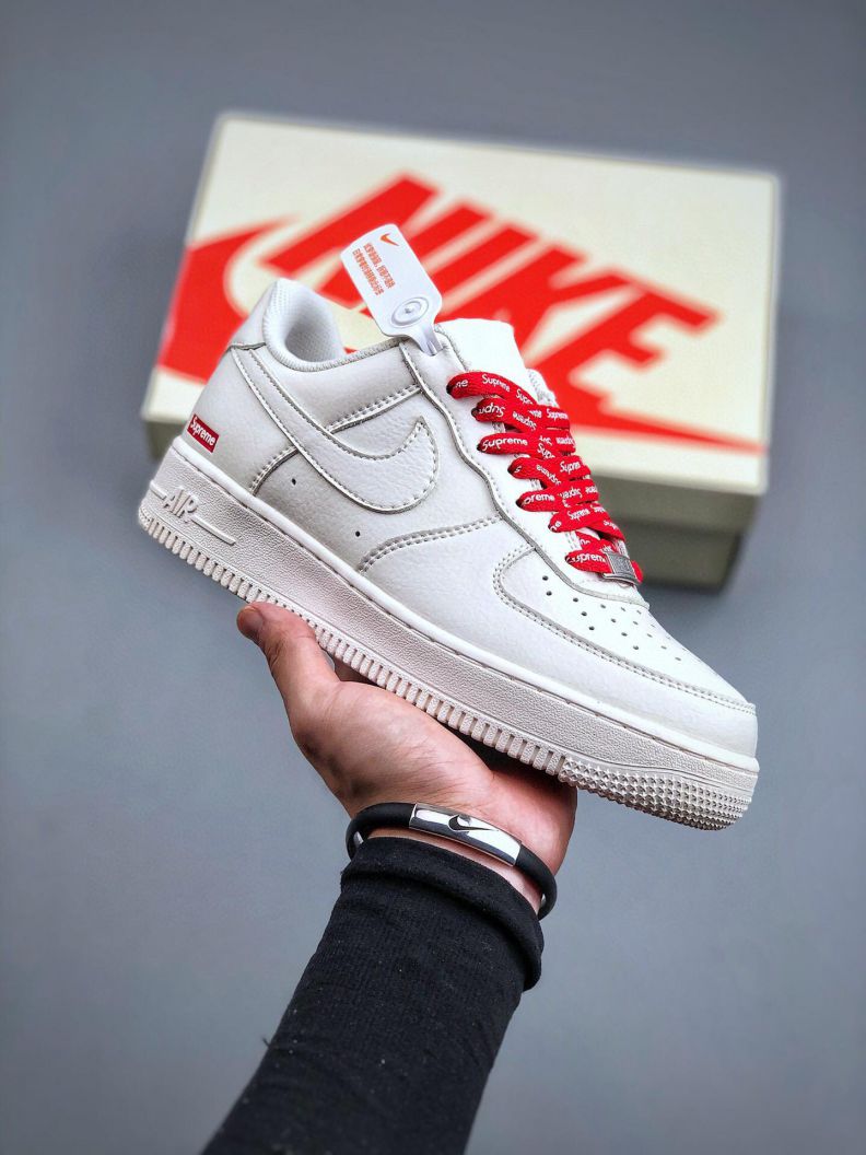 TÊNIS NIKE AIR FORCE 1 TRIPLE WHITE x SUPREME