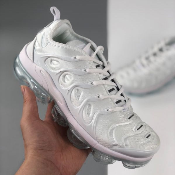 White vapormax best sale triple white