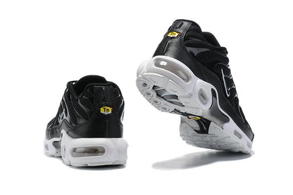 TÊNIS NIKE AIR MAX PLUS TN OREO BLACK