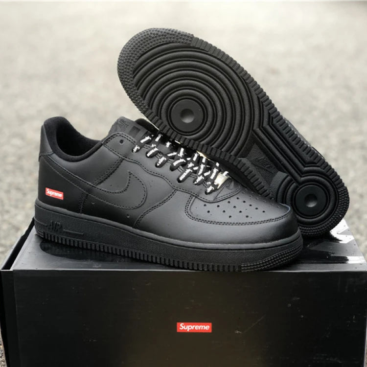 TÊNIS NIKE AIR FORCE 1 TRIPLE BLACK x SUPREME