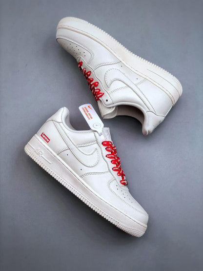 TÊNIS NIKE AIR FORCE 1 TRIPLE WHITE x SUPREME