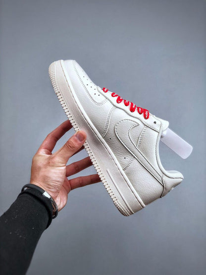 TÊNIS NIKE AIR FORCE 1 TRIPLE WHITE x SUPREME