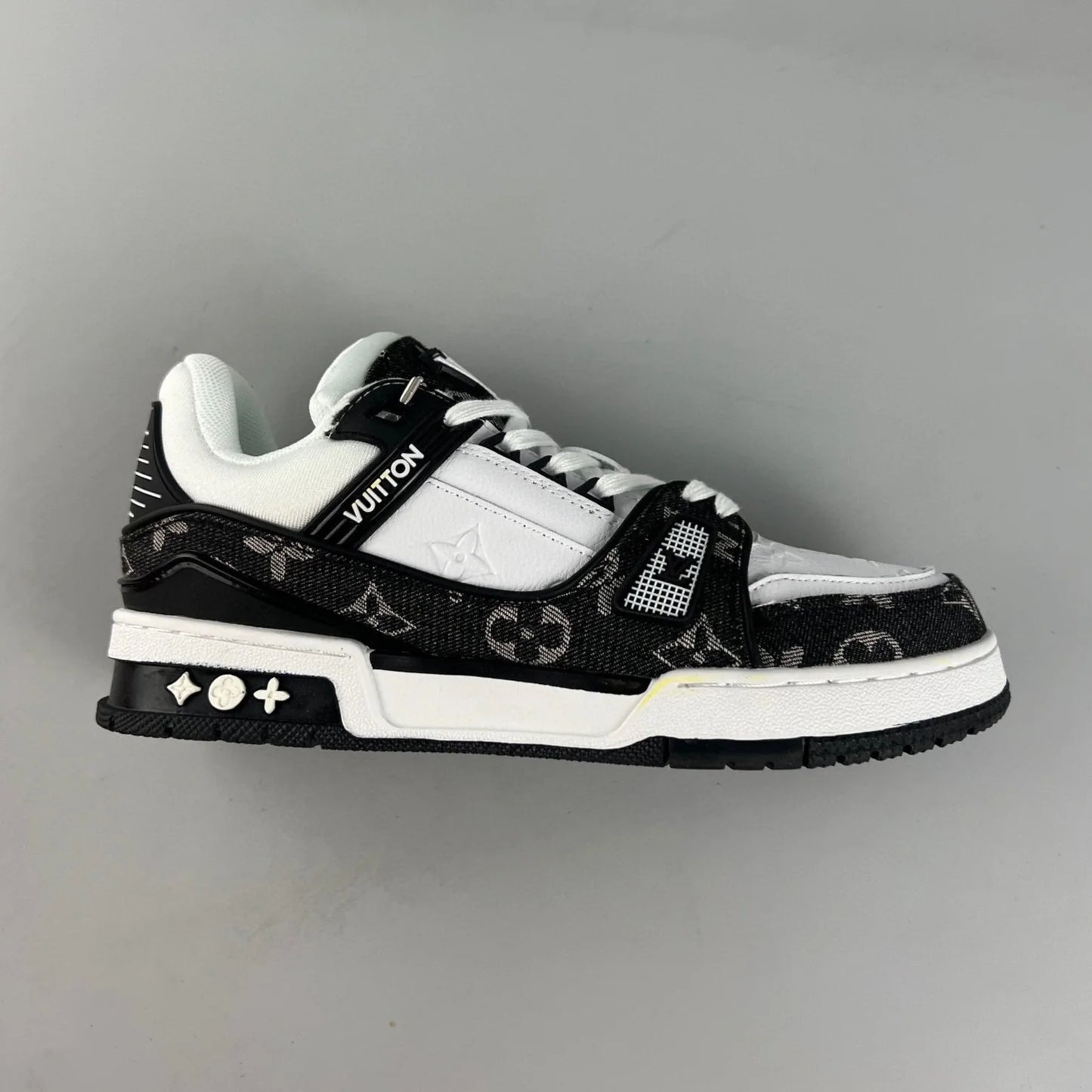 TÊNIS LOUIS VUITTON - SNEAKER LV TRAINER PRETO/BRANCO