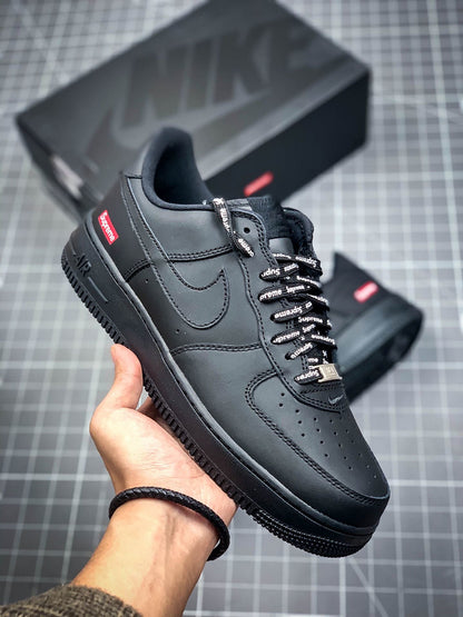 TÊNIS NIKE AIR FORCE 1 TRIPLE BLACK x SUPREME