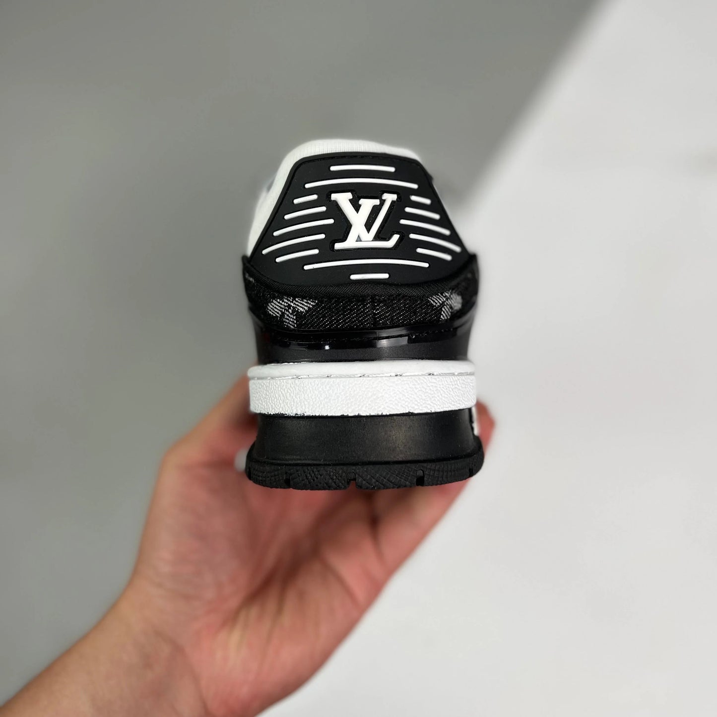 TÊNIS LOUIS VUITTON - SNEAKER LV TRAINER PRETO/BRANCO